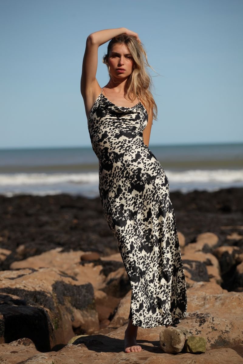L498 Vestido largo sedita con tajo Fantasia