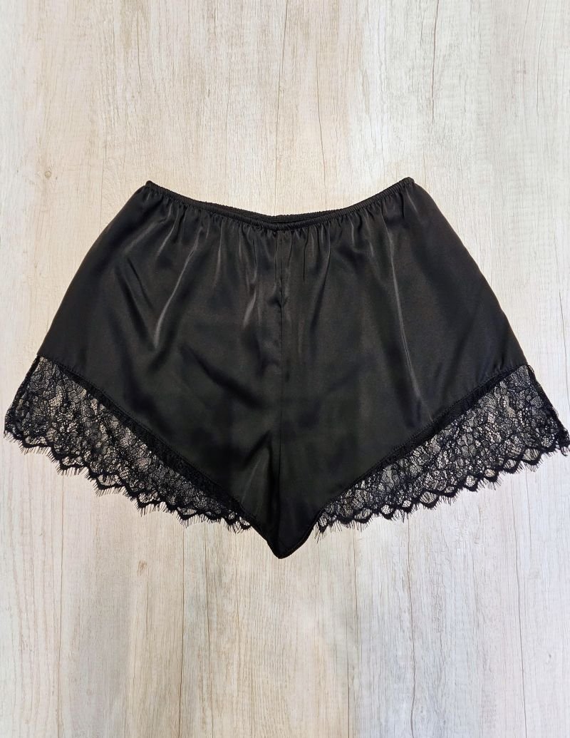L538 Short sedita con puntilla ancha