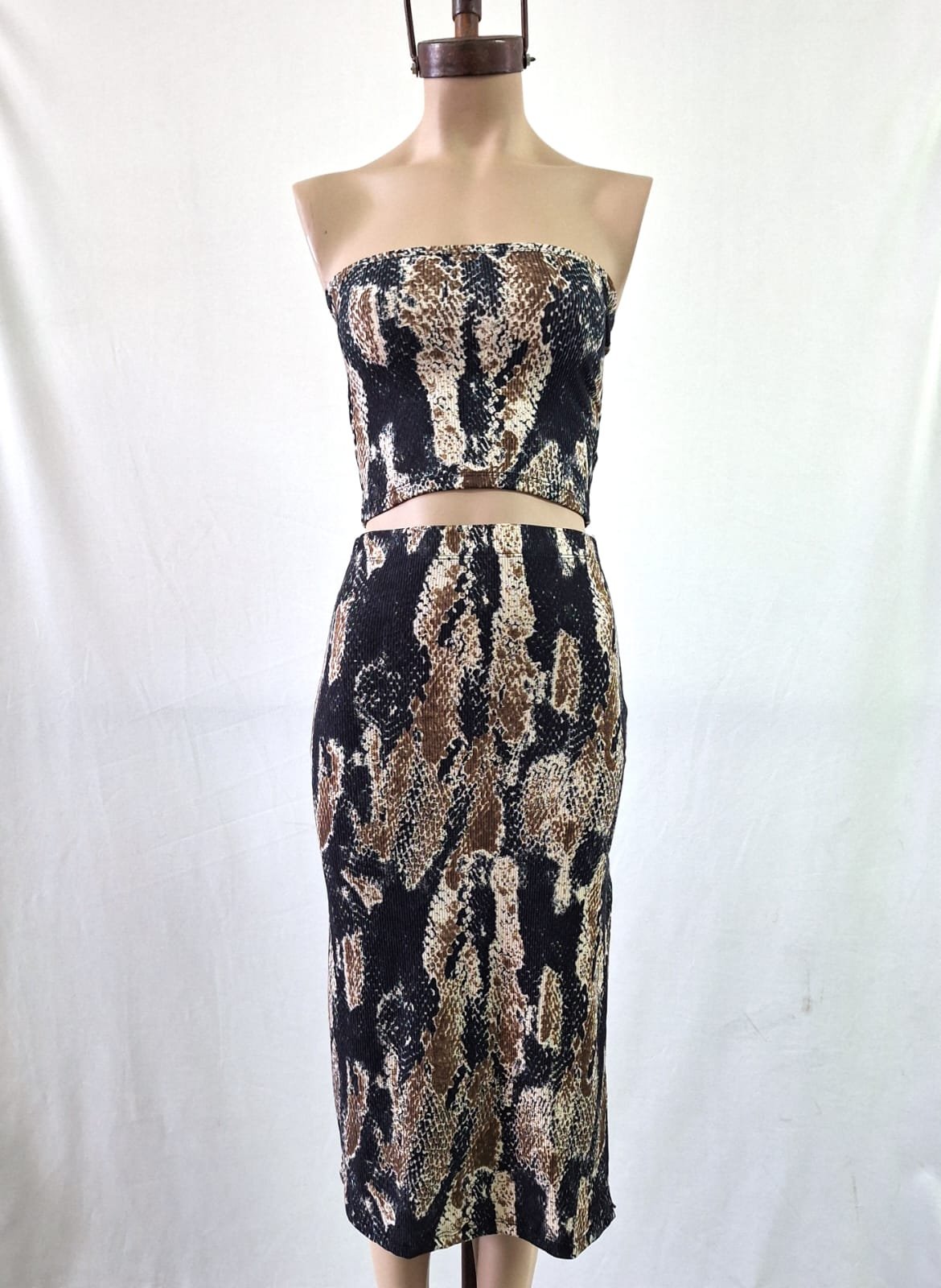 Pollera reptil con tajo costado morley 2026