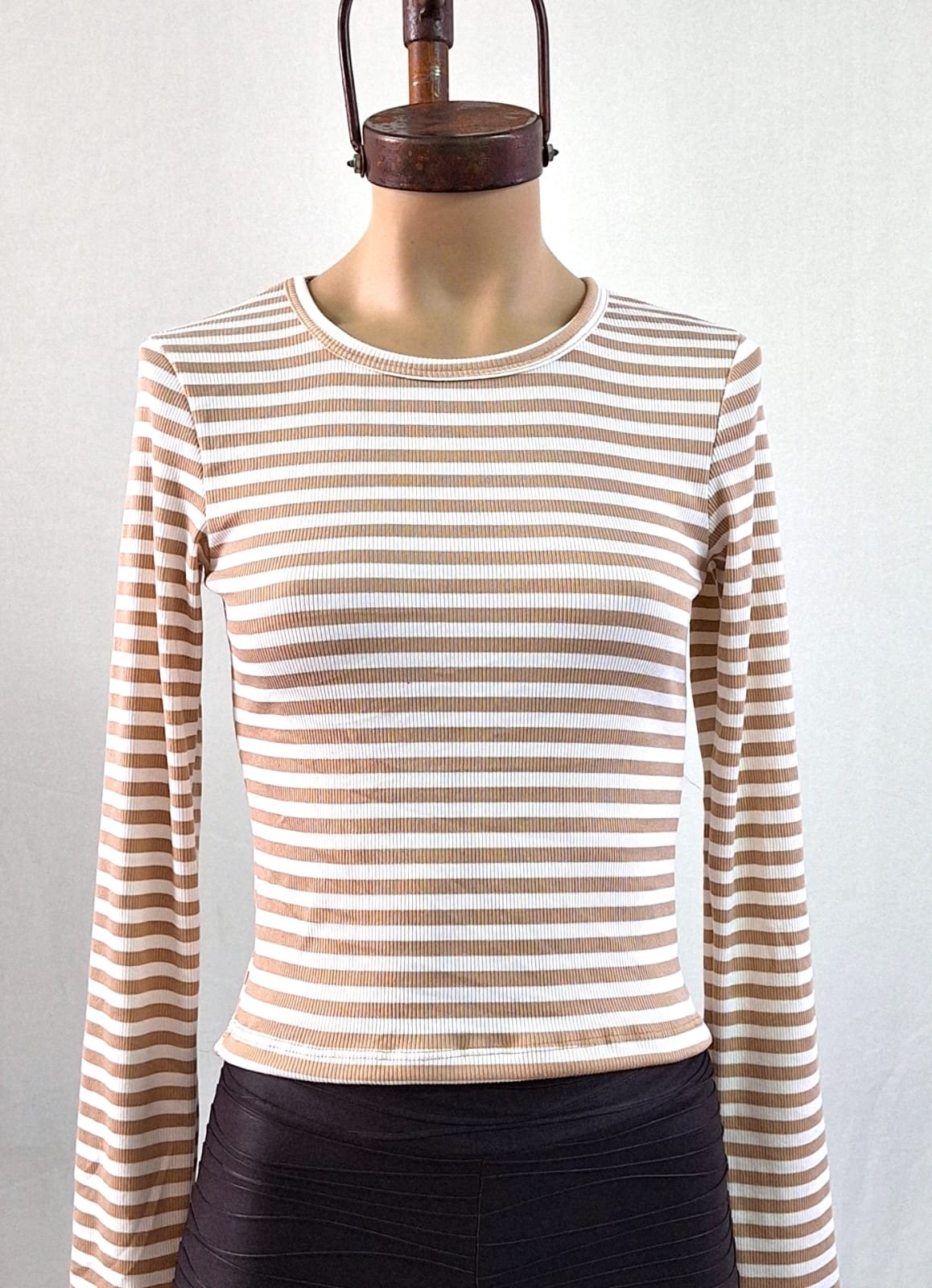Remera cuello U rayado morley 2026