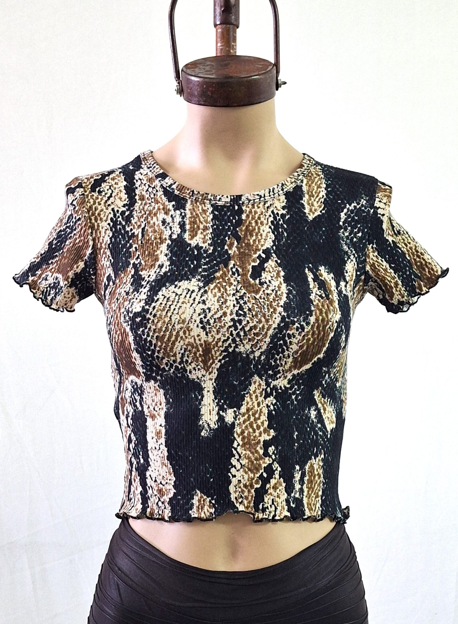 Remera rulette estampado reptil morley 2025