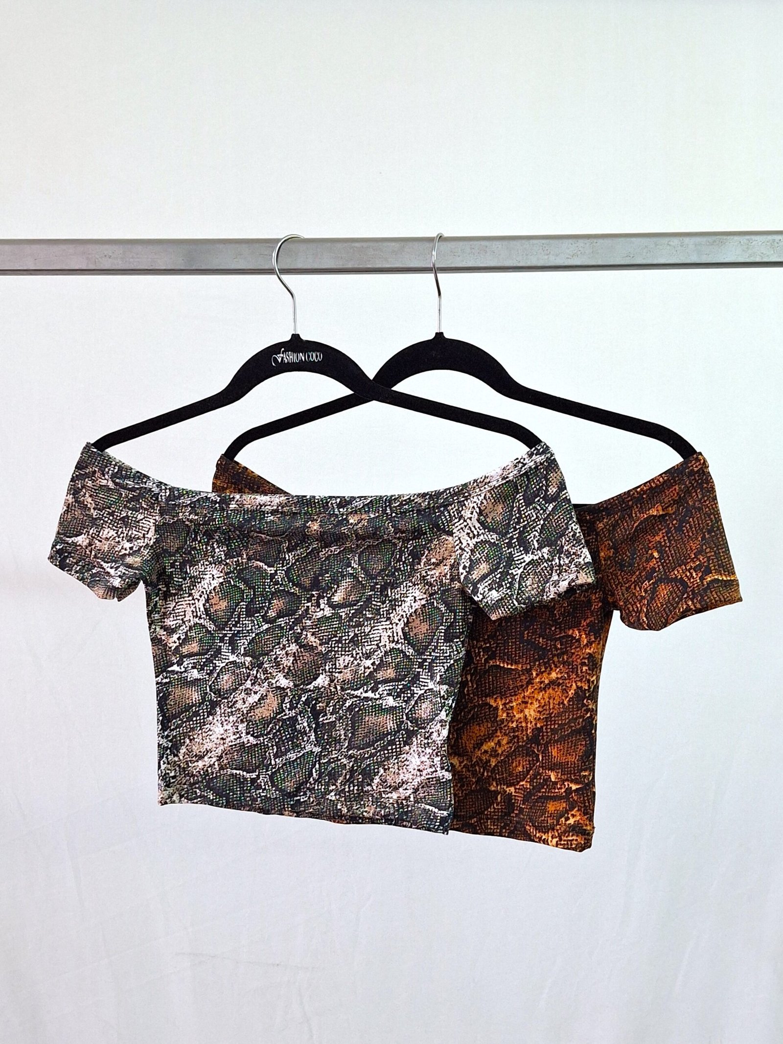 Top cuello bote estampado reptil modal soft 2025