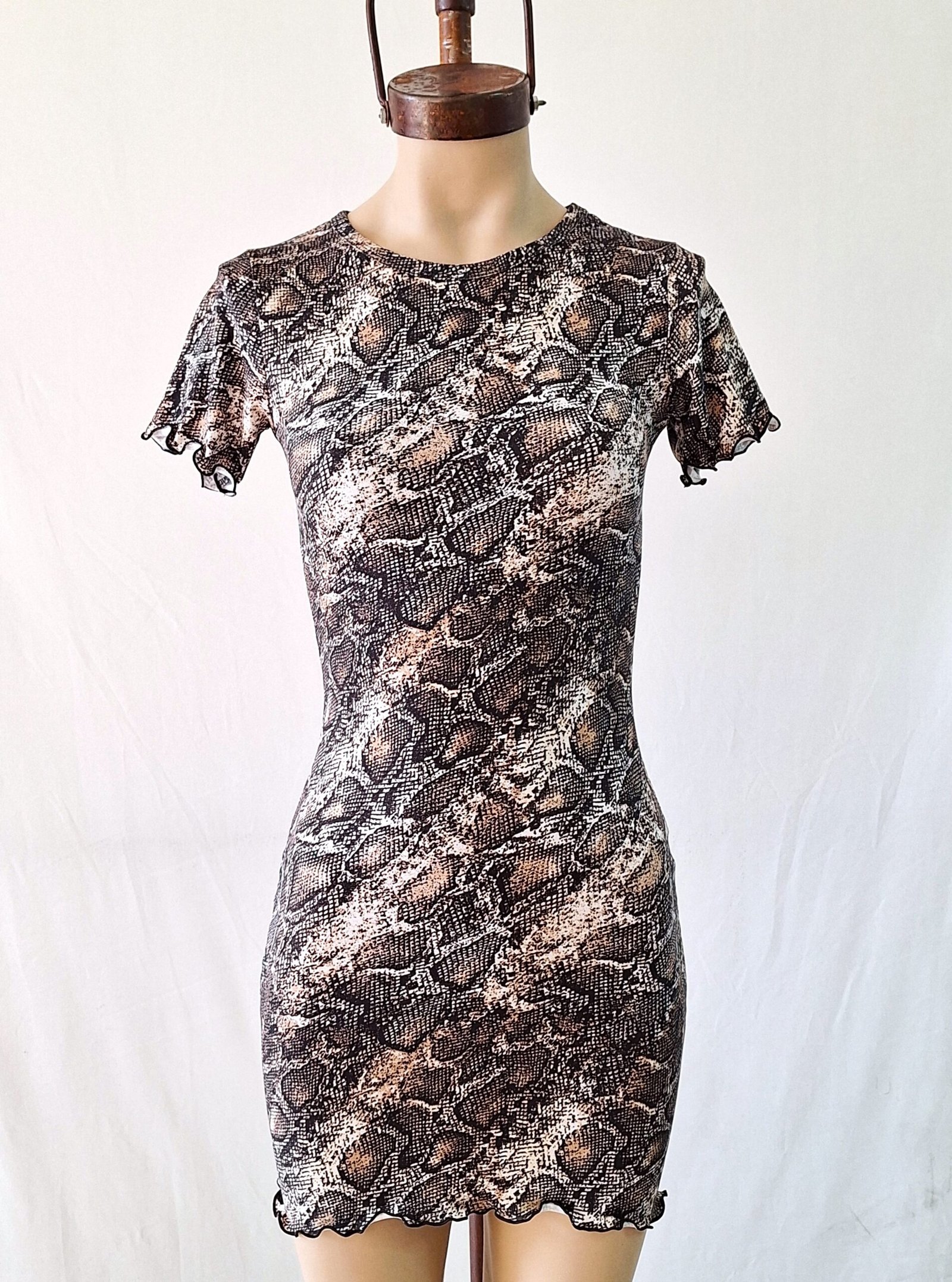 Vestido estampado reptil con maga y rulette modal soft OFERTA